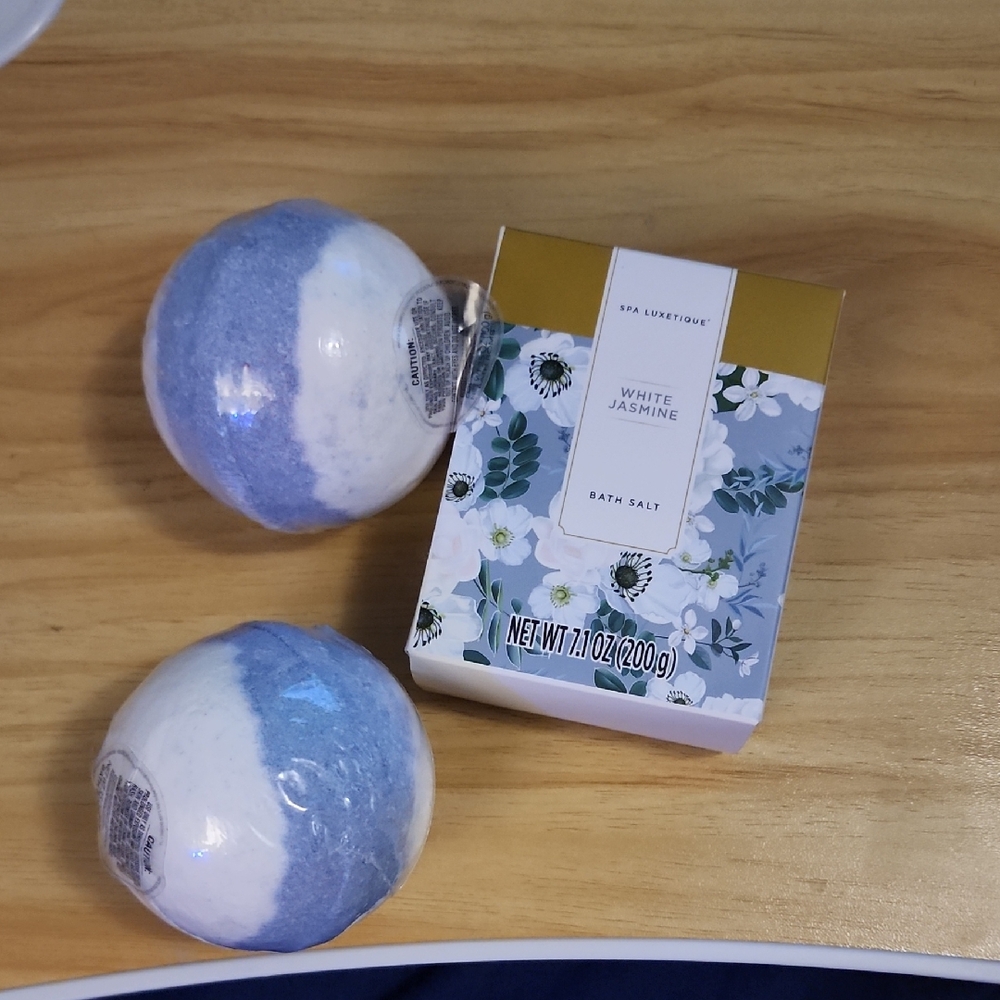 White Jasmine Bath Salt and Bath Bomb Set